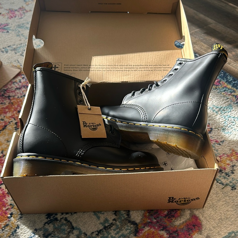 *Brand New* Dr. Martens 1460 Smooth Leather Lace Up Boots Black